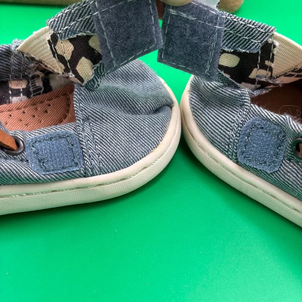 TOMS Tiny Lenny Boat Shoes Infant 2 Blue Chambray Hook Loop Slip On Nautical EUC
